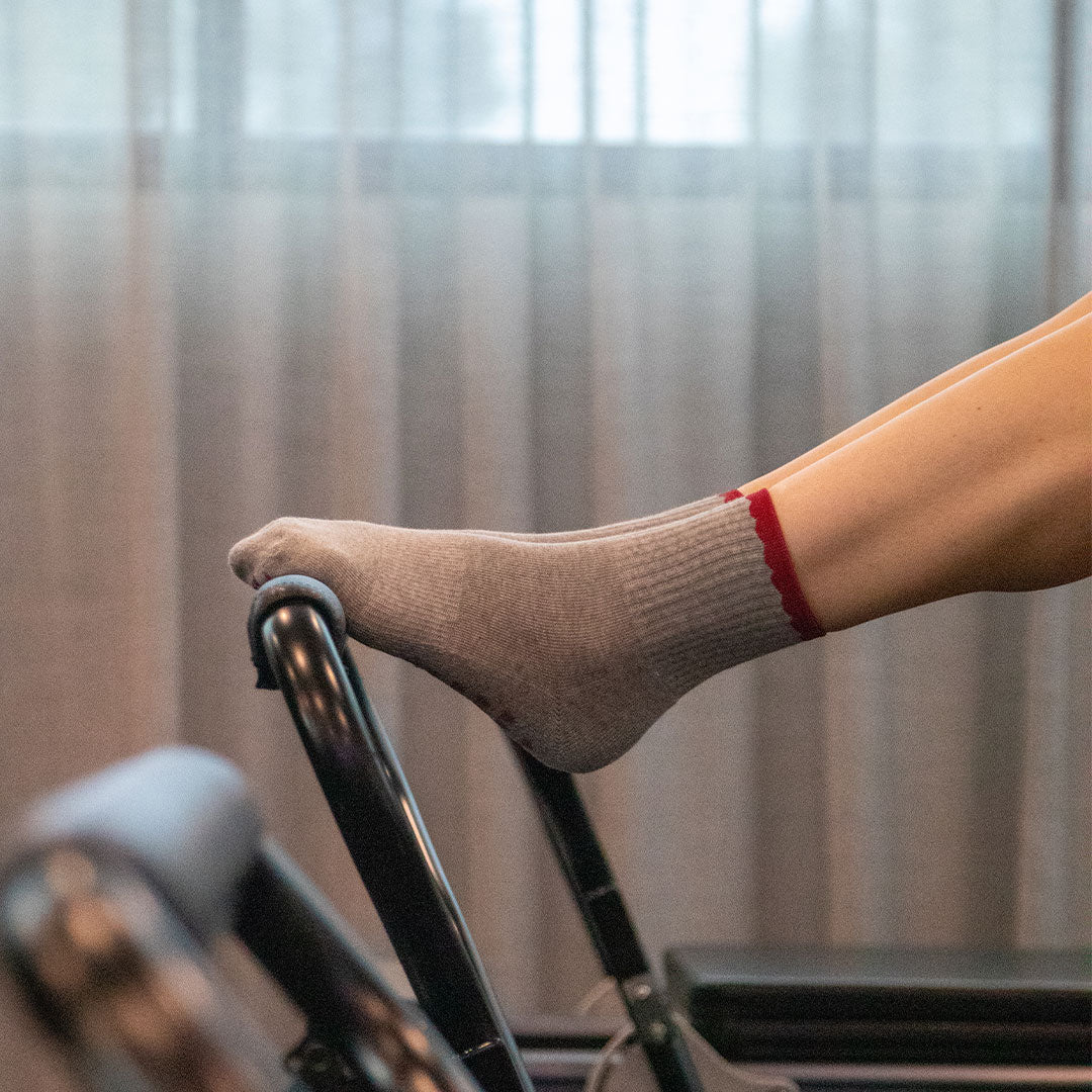 Pilates Grip Socks - Burgundy Scallop