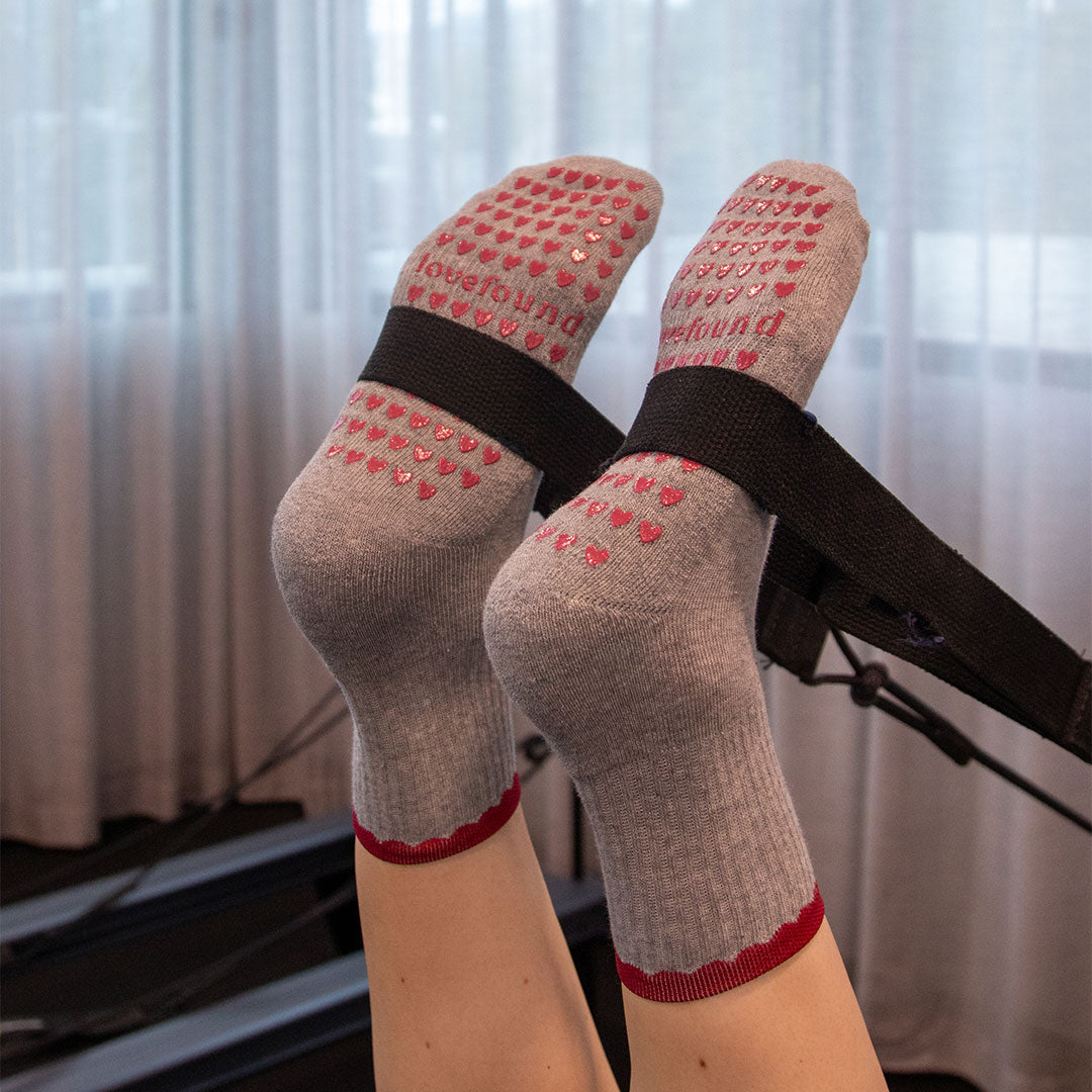 Pilates Grip Socks - Burgundy Scallop