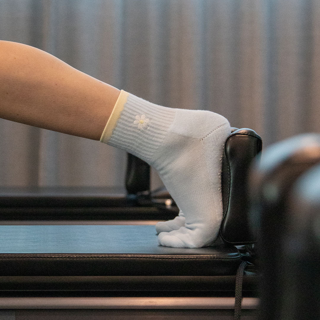 Pilates Grip Socks - Daisy Scallop